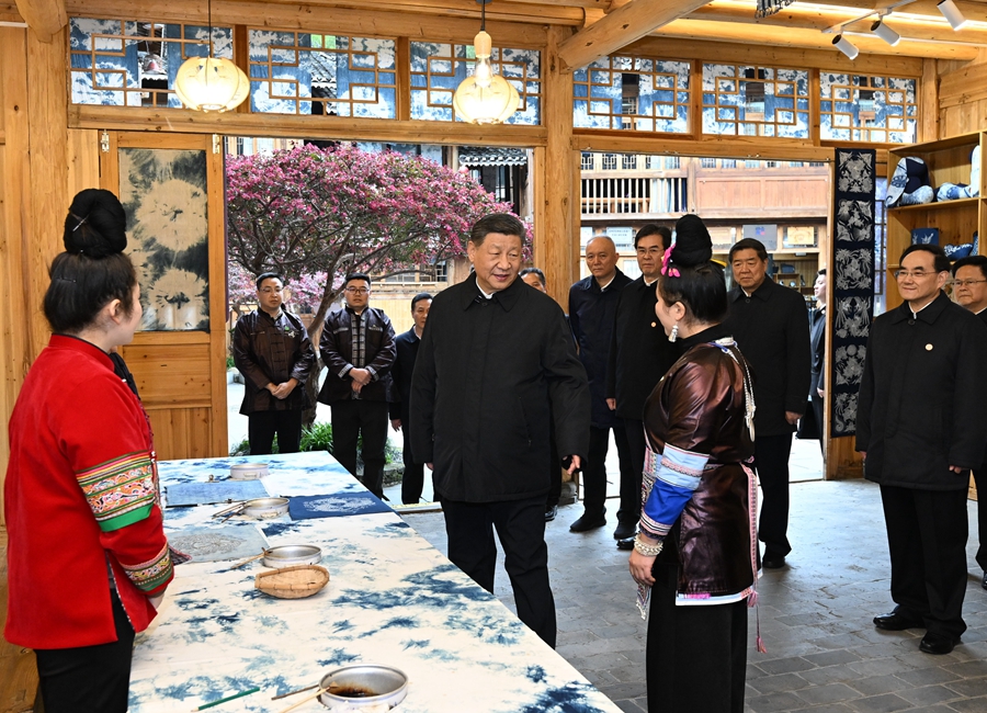 2025年3月17日下午，习近平在黔东南州黎平县肇兴侗寨侗乡特色产业基地考察。新华社记者 谢环驰 摄