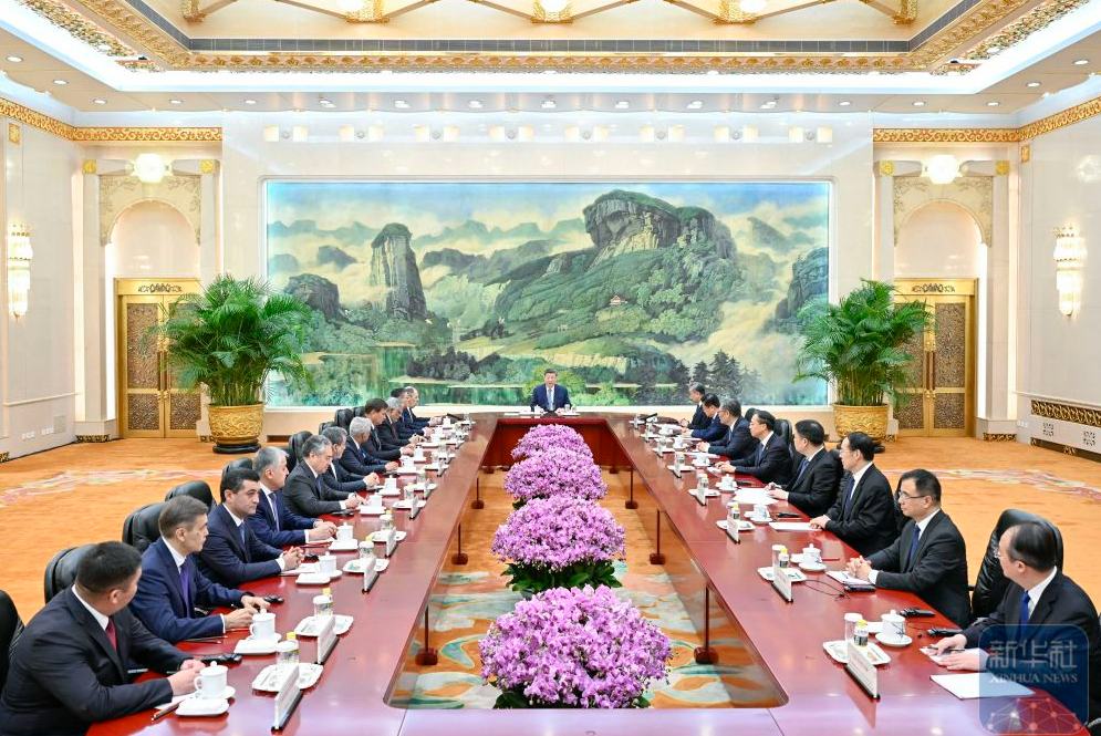 习近平集体会见上海合作组织成员国外长理事会会议外方代表团团长