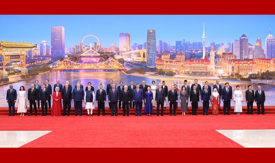 习近平和彭丽媛为出席2025年上海合作组织峰会的国际贵宾举行欢迎宴会