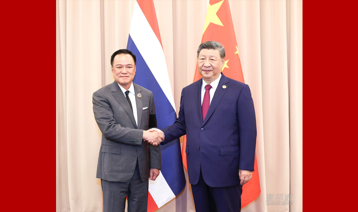 习近平会见泰国总理阿努廷
