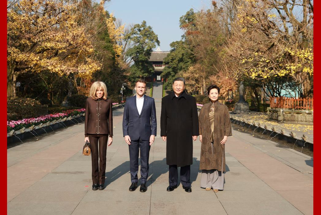 习近平同法国总统马克龙在成都进行友好交流