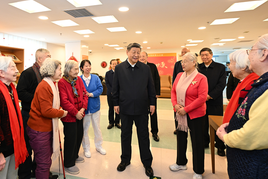 2026年2月9日至10日，中共中央总书记、国家主席、中央军委主席习近平在北京考察并看望慰问基层干部群众。这是10日上午，习近平在西城区“吾老·新街”养老服务街区银龄老年公寓考察时，同老人们亲切交流。新华社记者 燕雁摄