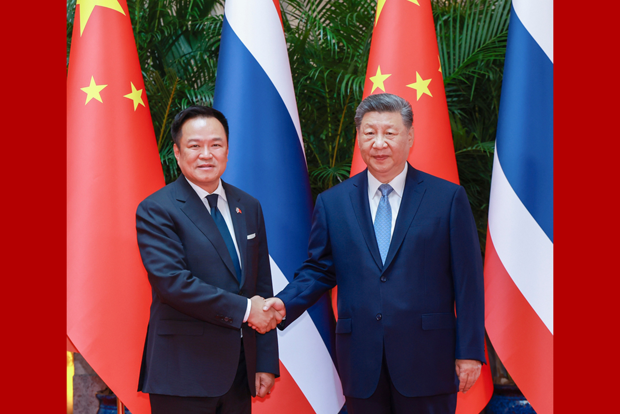 习近平会见泰国总理阿努廷