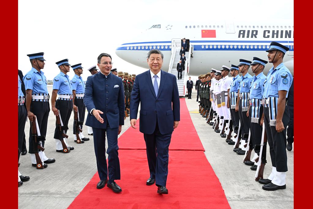 习近平抵达新德里出席金砖国家领导人第十八次会晤
