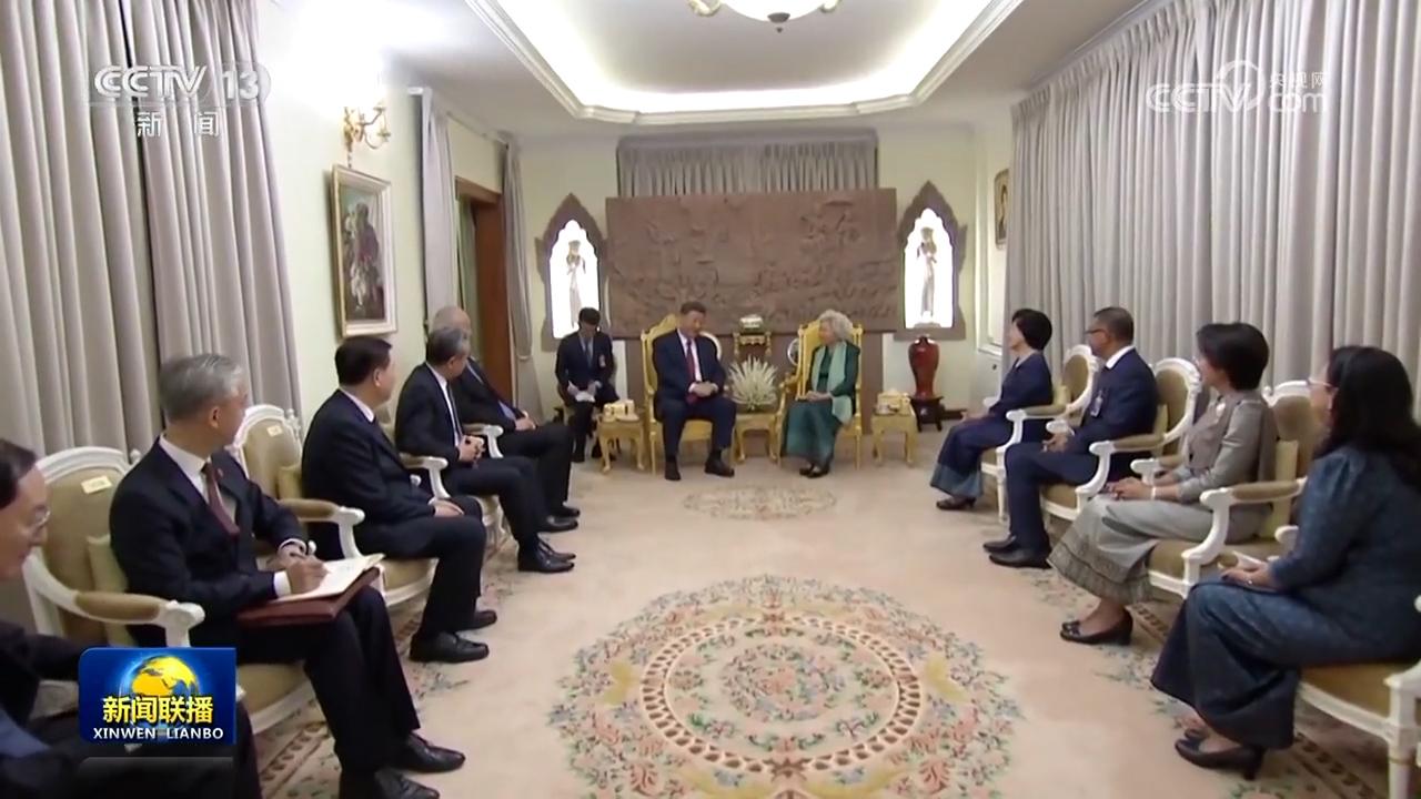 习近平会见柬埔寨太后