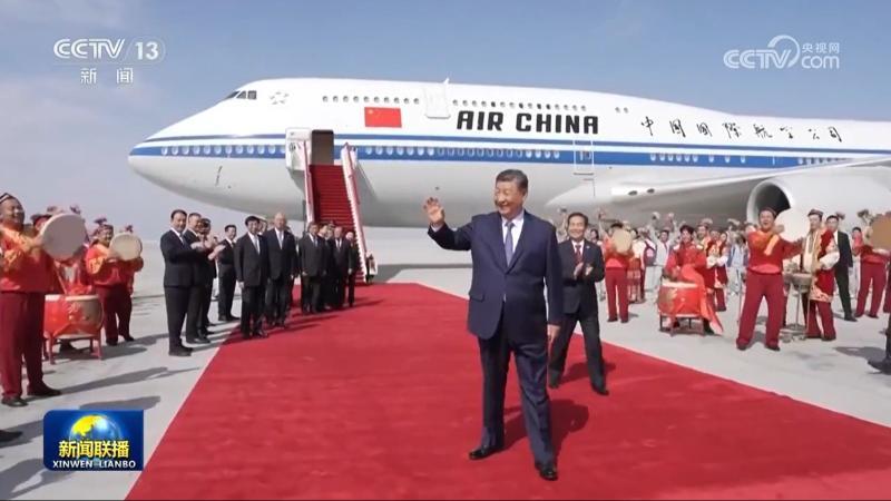 习近平率中央代表团抵达乌鲁木齐出席新疆维吾尔自治区成立70周年庆祝活动