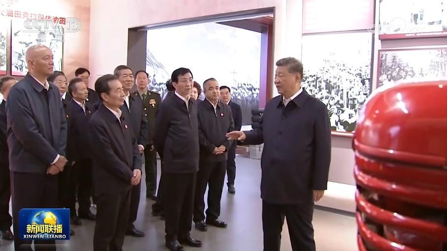 习近平参观新疆维吾尔自治区成立70周年主题成就展