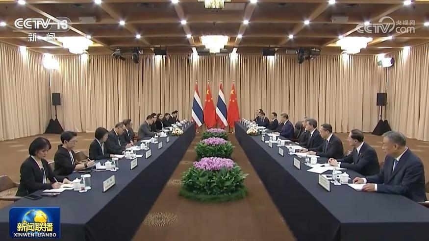 习近平会见泰国总理