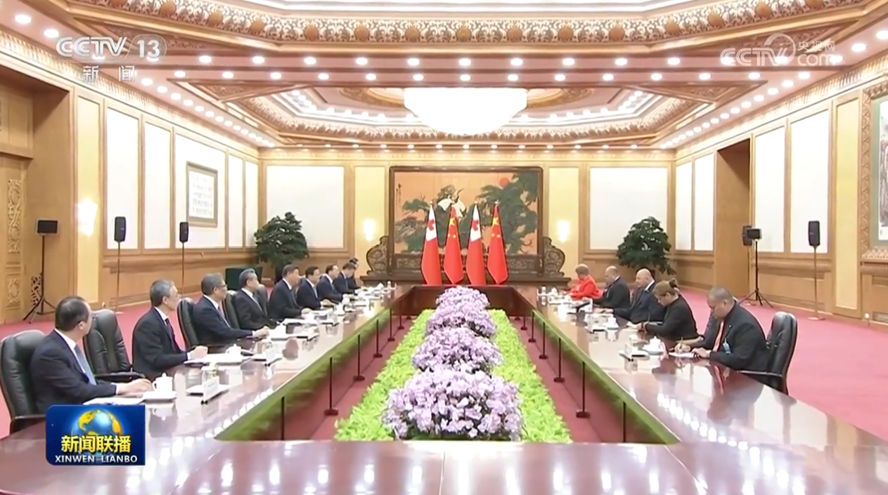 习近平会见汤加国王