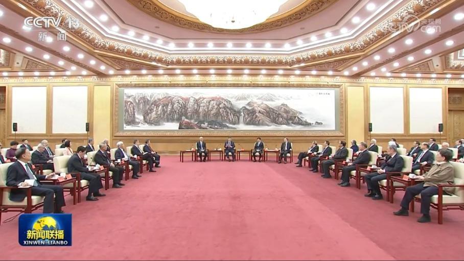 习近平同党外人士共迎新春 代表中共中央 向各民主党派 工商联和无党派人士 向统一战线广大成员 致以诚挚问候和美好祝福