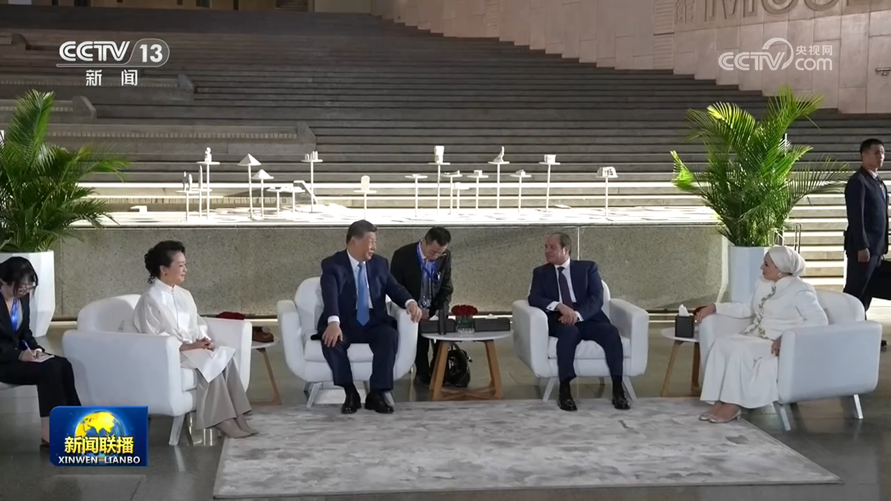 习近平和彭丽媛同埃及总统塞西夫妇共同参观大埃及博物馆