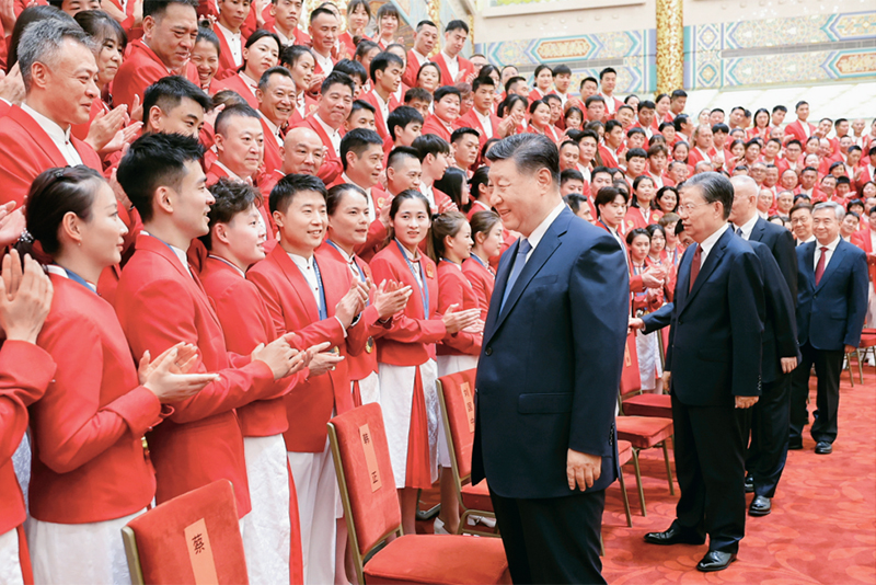 2024年8月20日，党和国家领导人习近平、赵乐际、王沪宁、蔡奇、李希、韩正等在人民大会堂接见第33届夏季奥林匹克运动会中国体育代表团全体成员。 新华社记者 鞠鹏/摄