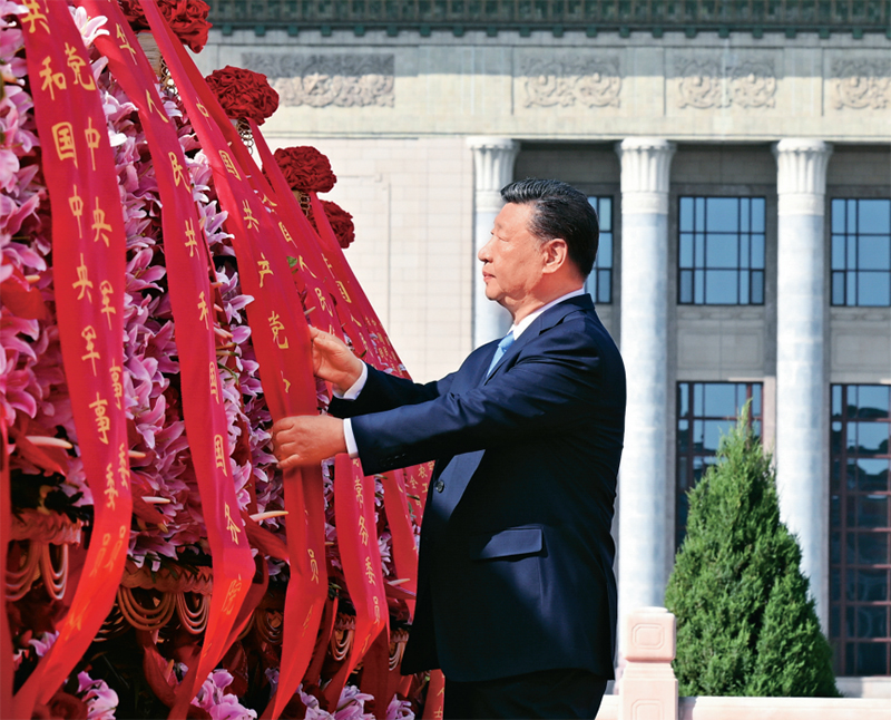 2025年9月30日上午,党和国家领导人习近平、李强、赵乐际、王沪宁、蔡奇、丁薛祥、李希、韩正等来到北京天安门广场,出席烈士纪念日向人民英雄敬献花篮仪式。这是习近平整理花篮上的缎带。 新华社记者 李响/摄